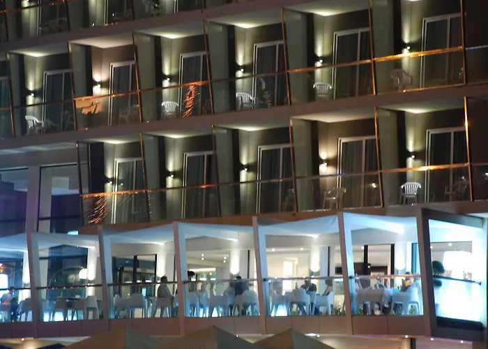 Water'S Edge Hotel